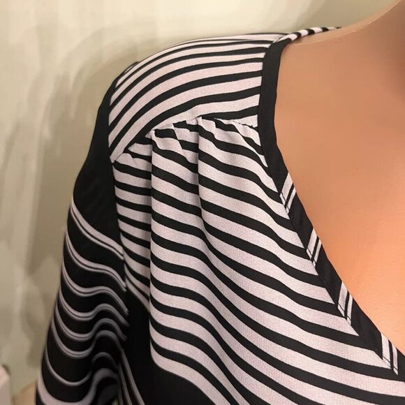 Cato. Size Medium. Black & white stripe pullover. V-neck. 3/4 sleeve. B100 - Picture 5 of 6